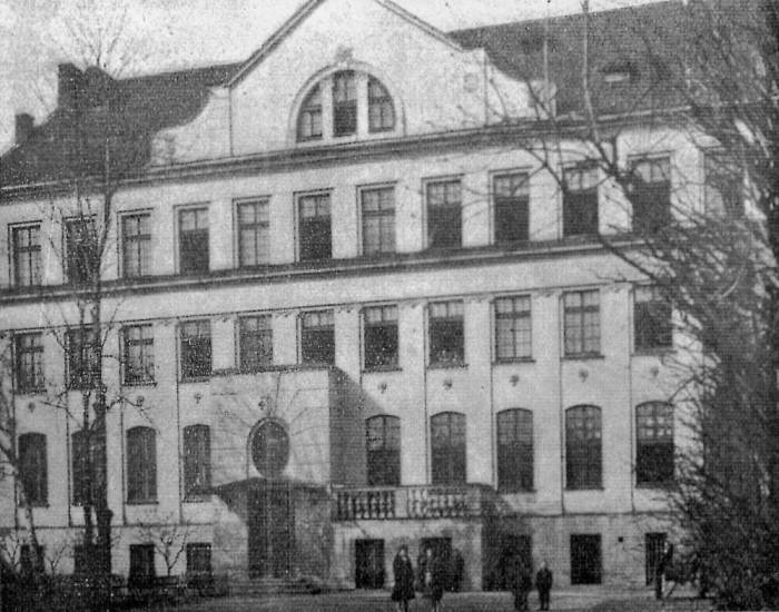 Dom Sierot, ul. Krochmalna 92 (obecnie Jaktorowska 6). Dziś w budynku mieści się sierociniec a także Ośrodek Badań Korczakianum